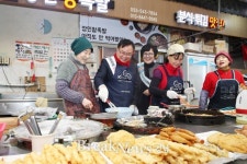 홍남표 창원특례시장, ‘진해 중앙시장, 복지관 찾아 명절 인사 나눠’