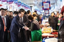 윤석열 대통령, 사천 삼천포 용궁수산시장 찾아 상인 격려·민심 청취