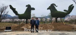 거창군 구선모·신말순 부부 20여 년간 가꾼 향나무 2주 거창창포원 기증
