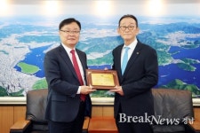 홍남표 창원시장, 재일교포 송옥식 회장 감사패 수여