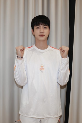 방탄소년단(BTS) 진, 파리올림픽 성화봉송 “뜻깊은 순간..참여 영광”
