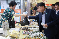 김영환 충북지사, 추석 맞이 사창시장 명절 성수품 구매