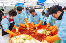 증평군, ㈜우진산전과 소외계층 위한 김장나눔 행사 진행