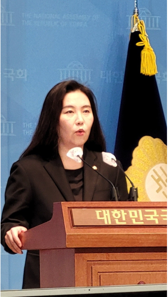 강유정 민주당 원내대변인 “윤석열 대통령, 스스로 탄핵 버튼 누른 것”