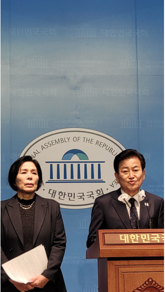 조국혁신당, 헌재에 위자료 청구 집단소송 추진 위협