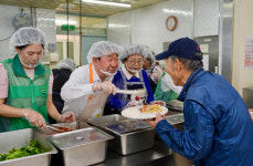 직장새마을증평군협의회, 어버이날 맞아 “사랑의 점심나누기” 봉사