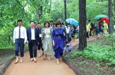 대전 한밭수목원, 황토길 따라 걷는 ‘맨발 힐링 산책로’ 개장