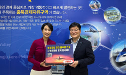 충북도 김수민 부지사-최복수 경자청장, 청주공항 민간 활주로 건설 서명운동 동참