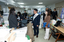 김창규 제천시장, 청전동 민원 안내 도우미 활동 진행…시민 중심 행정 실천