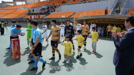 춘천 송암스포츠타운 달군 뜨거운 함성… 춘천시민축구단, 당진과 치열한 명승부
