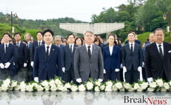 [포토뉴스] 민형배 전남광주통합특별시장, 국립5·18민주묘지 참배… 오월 정신 계승