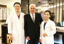 캐나다 아서 스위프트 박사, 루비성형외과 방문