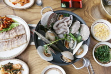 안면도 맛집 딴뚝칼국수, 45년된 씨간장으로 맛을 낸 칼국수 제공