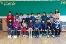 환하게 웃으며, 찰칵
