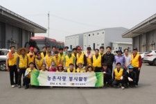 천안세무서, 배꽃 인공수분작업 일손돕기 나서