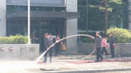 건물 앞 인도가 청소장으로 돌변