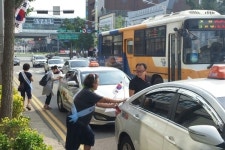 온양3동 충무봉사단, 나라사랑 태극기 달기 운동 전개