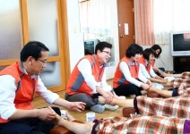 허태정 청장, 어르신들과의 행복한 스킨십