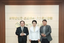 김정현 가정의학과, 기태석 치과 원장,충남대병원 발전기금 기부
