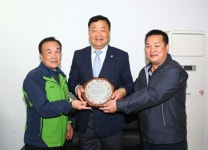 유성구의회 구본환 의원, 송강동 주민들로부터 감사패 받아