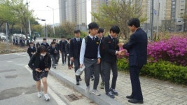 엄사중, 손끝으로 사랑을 전하는 특별한 등굣길