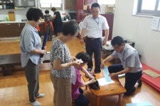 배방읍, 어르신 목욕 이·미용권 현장방문 배부