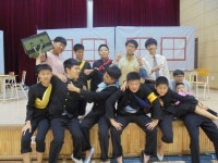 강경중, 우리들의 일그러진 영웅 공연