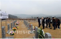 대전글꽃초등학교, 세월호 순직교사 묘소 첫 참배