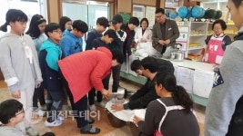 한산초등학교, 3세대가 함께하는 간장 담그기 실시