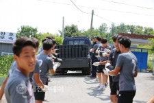 천안 한마음고·한마음FC, 연탄 봉사 활동 실시