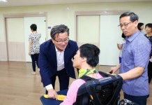 유성구, 추석 맞아 관내 저소득 가구와 사회복지시설 방문해 위문활동 펼쳐