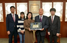 백석대·백석문화대 기독교박물관, 故 이용윤 목사 가족들에게 감사패 전달