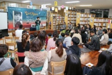 가을 낭만을 선물한 밤마실 북콘서트