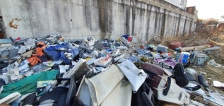 방치된 폐기물 더미