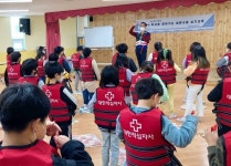 충남적십자사, 서산 해미초등학교서 생존수영 교육