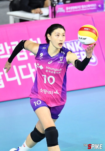 ‘박수칠 때 떠나기?’ 1위 안착한 배구 황제 김연경의 은퇴 고민