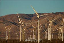 트럼프 감세법안 하원 통과, 청정에너지 역풍