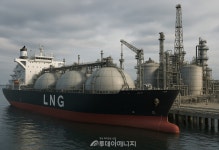 [단독] 캐나다 LNG 첫 아시아 수출선, 통영에 닻 내리다