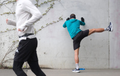 러닝 효과를 극대화하는 초간단 필수 스트레칭 5