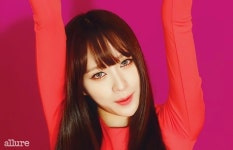 아이라인으로 완성한 하니의 캣츠 아이 메이크업