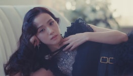 블랙핑크 지수 솔로 신곡 ‘꽃’ 뮤직비디오, 디올 지미추 베르사체 등 의상 드레스 명품 브랜드 정보 모음