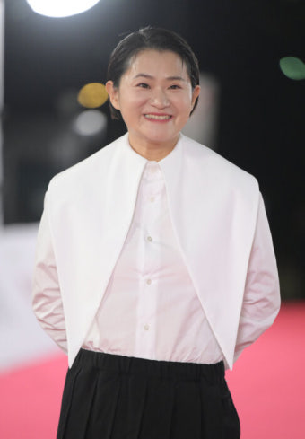 ‘마침내’ 여우조연상 트로피 손에 쥔 김신영