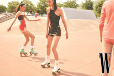 공원을 달리는 롤러 걸들의 명랑한 움직임