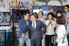 배낭 선물받는 박원수 서울시장 당선자