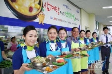 [포토] 에어부산, 초복 맞아 삼계탕 나누기 행사