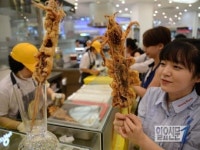 [포토] “우와! 오징어가 통째로”···롯데 광복점 ‘오짱’ 오픈