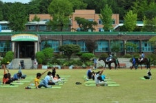 [포토]승마와 요가 체험하는 홀트학교 학생들