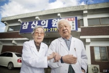 [화제] 한센인과 30년 ‘왕궁면 명의’ 김신기?손신실 의사 부부... 아산상 의료봉사상 수상