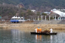 남원 요천강변에 향수 자극   소금 뗏목배  등장
