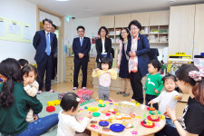 홍미영 인천 부평구청장, 한국지엠 직장어린이집 방문